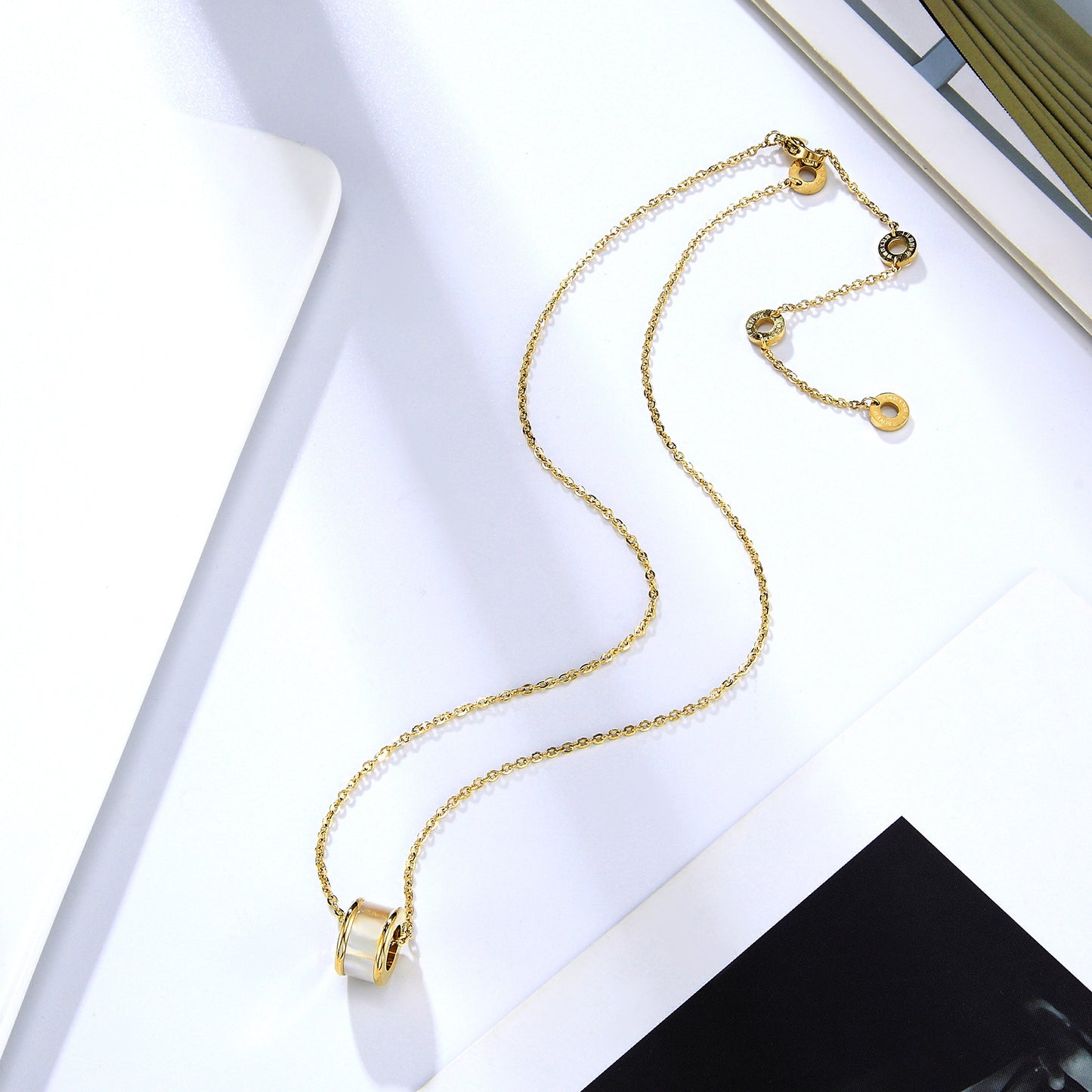 Luxury 14K Golden Choker Mother Pearl Shellfish Pendant Necklace