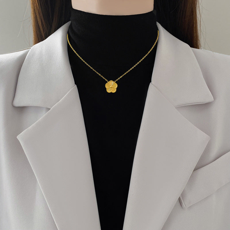 18K Gold Single Piece Five Leaf Clover Necklace